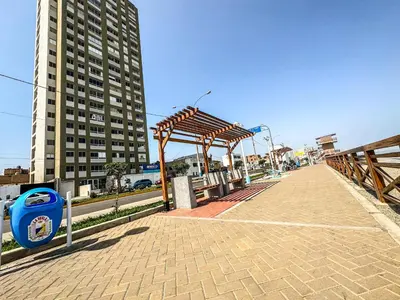 a bus stop with a wooden structure on a street at Departamento exclusivo con vista al mar in Lima