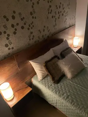 a bedroom with a bed with two lamps and two pillows at Huancayo Suite 3, cómodo MiniDpto cama matrimonial in Huancayo