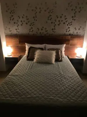 a large bed with two lamps on two sides of it at Huancayo Suite 3, cómodo MiniDpto cama matrimonial in Huancayo