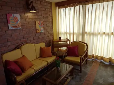 a living room with a couch and two chairs at Arica Surf & Beach House in Arica