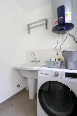 a kitchen with a washing machine and a sink at Actual by Wynwood House in Lima