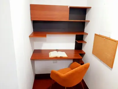 a room with a desk with a chair and a book at Hermoso apartamento Unidos En Familia en JESÚS MARÍA in Lima