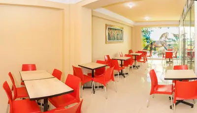 a dining room with tables and red chairs at Hotel Savilayo in Ica