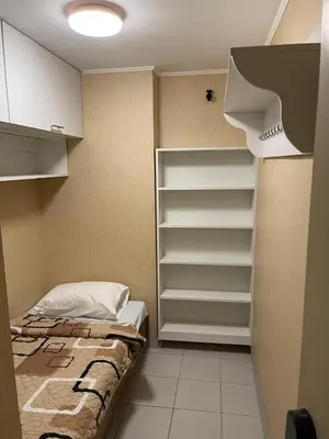 a small bedroom with a bed and a closet at Lindo Apartamento en Condominio Privado in Lima