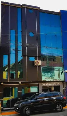 a black limousine parked in front of a building at Hotel Punta Rocas - Huacho in Huacho