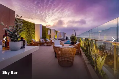 a rooftop patio with chairs and tables on a sky bar at Moderno mini departamento de estreno in Lima