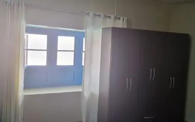 a bathroom with a window and a curtain at CASA HOSPEDAJE LA FLORIDA in Cusco