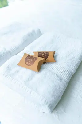 a brown ribbon sitting on top of a bed at Albergue Turístico Gstir in Pozuzo