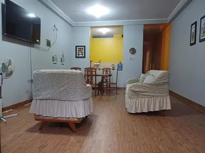 a waiting room with two chairs and a table at MI SELVA Y SU ENCANTO in La Merced