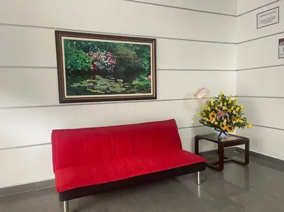 a red couch in a room with a painting on the wall at (25) Dpto con inmejorable ubicación en Miraflores in Lima