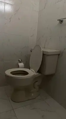 a bathroom with a toilet with the lid up at (29) Dpto Nuevo y Acogedor Miraflores in Lima