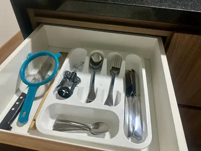 a drawer with silver utensils in a cabinet at Moderno Departamento de 2 dormitorios a solo 6 min del Parque Kennedy Miraflores in Lima