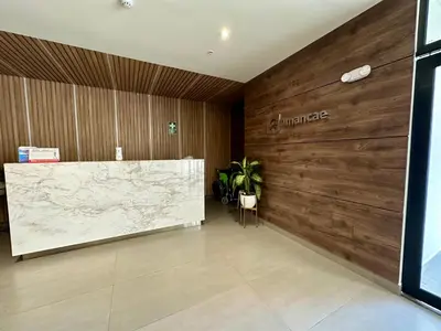 a lobby with a marble counter and a wall at Moderno Departamento de 2 dormitorios a solo 6 min del Parque Kennedy Miraflores in Lima
