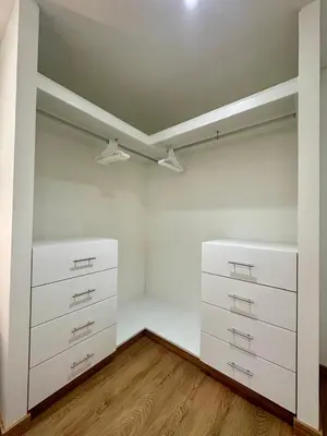an empty closet with white cabinets and a ceiling at Moderno Departamento de 2 dormitorios a solo 6 min del Parque Kennedy Miraflores in Lima