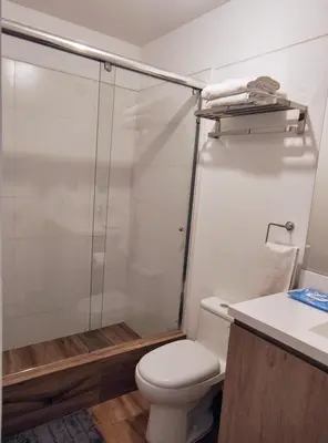 a bathroom with a shower and a toilet at Apartamento en Miraflores con AC in Lima