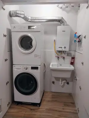 a laundry room with a washing machine and a sink at Apartamento en Miraflores con AC in Lima