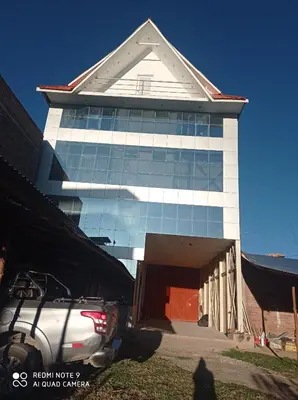 a building with a car parked in front of it at Casa del Virrey Hospedaje in Jauja